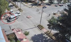 Okul servisi ile elektrikli bisiklet çarpıştı, 2 yaralı, kaza kamerada