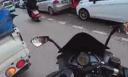 Önüne yaprak düştüğü için kaza yapmış; motosiklet sürücülerinin gülümseten diyaloğu kamerada