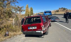 Otomobil bariyerlere çarptı: 1'i ağır, 2 yaralı