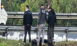 Otomobil, patlayan lastiği değiştirmeye çalışanlara çarptı: 1 ölü, 4 yaralı