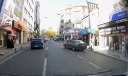 Otomobilin altında kalmaktan son anda kurtuldu; o anlar kamerada