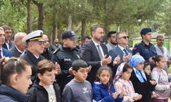 Şehit Neşe öğretmen ile babası mezarları başında anıldı