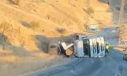 Siirt'te TIR'ın devrildiği kaza araç kamerasında
