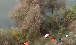 Su seviyesi yükselen nehirde mahsur kalan aile kurtarıldı