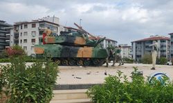 Tank anıtına çarpan otomobilden alev çıktı, o anlar kamerada
