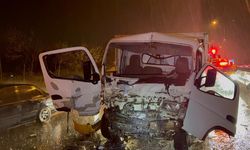 Ticari taksi iki kamyon arasında sıkıştı: 1 yaralı