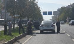 TIR, kırmızı ışıkta bekleyen otomobile çarptı; 5 yaralı