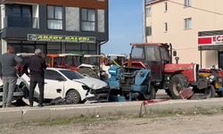 TIR, park halindeki 4 otomobil ile 4 traktöre çarptı; kaza kamerada