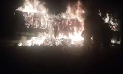 TIR'ın saman balyası yüklü dorsesi yandı