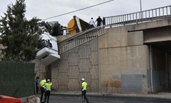 TIR'ın viyadükte devrildiği kaza kamerada
