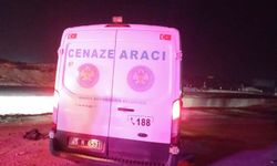 Toprak yığınına çarpıp kanala savrulan motosikletin sürücüsü öldü