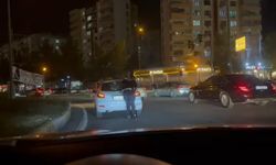 Trafik polisi, yolda kalan otomobili iterek sürücüye yardım etti