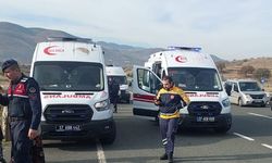 Traktöre çarpan otomobil devrildi: 5 yaralı