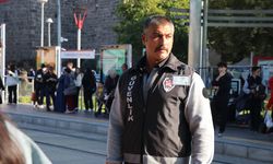 Tramvayın altında kalmaktan güvenlik görevlisi kurtardı; o anlar kamerada (2) / Video eklendi