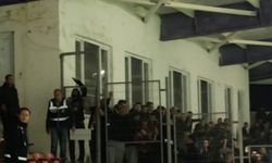Tribündeki koltukları kırıp sahaya ve rakip taraftara attılar