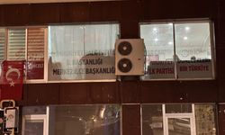 Tunceli'de CHP yönetimi kendilerini partiye kilitleyip, nöbet başlattı