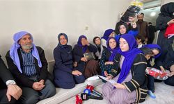Türk bayrağını öpüp başının üstüne koyan şehit annesi: Gurur duyuyorum