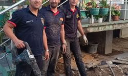 Yavrusu kurtarılırken anne kedinin bölgede bekleyişi kamerada
