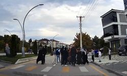 Yaya geçidinde otomobilin çarptığı çocuk yaralandı; kaza kamerada