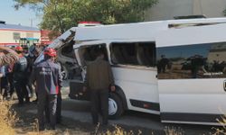 Yolcu treni servisi minibüsüne çarptı; 17 öğrenci yaralandı / Ek fotoğraflar