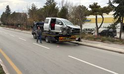 2 hafif ticari aracın çarpıştığı kazada, 1 kişi yaralandı; o anlar kamerada