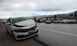 3 otomobil çarpıştı; 3 yaralı