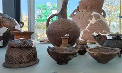 5 bin yıllık kaplarda kadının önemini gösteren gerdanlık detayı