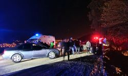 Adana'da iki otomobil kafa kafaya çarpıştı: 7 yaralı