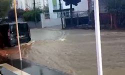 Adana'da kısa süreli sağanak hayatı olumsuz etkiledi