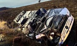 Afyonkarahisar'da yolcu otobüsü devrildi: 2 ölü, 21 yaralı / Fotoğraf