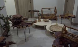 Ağaç parçalarını eşyaya dönüştürüyor; hayali müze kurmak