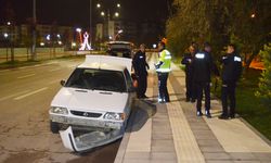 Alkollü ve ehliyetsiz sürücü, 'dur' ihtarına uymayınca kaza yapıp yakalandı