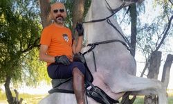 Atla elektrik direğine çarptı; hayatını kaybetti