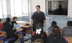 Aynı okulda görevli görme engelli iki öğretmen çevrelerine ilham veriyor