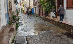 Ayvalık'ta sağanak yağmur cadde ve sokakları göle çevirdi