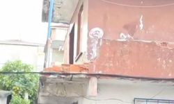 Balkon duvarının bir bölümü yıkılan 2 katlı bina boşaltıldı