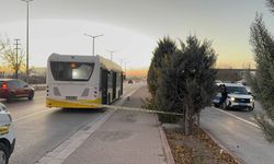 Belediye otobüsünde, eşinin gözü önünde bıçaklandı