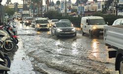 Bodrum'da kuvvetli sağanak yaşamı olumsuz etkiledi, yollar göle döndü