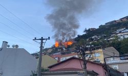 Bursa'da 2 katlı binadaki yangın 3 eve daha sıçradı; alevler dronla görüntülendi