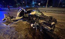 Bursa'da direğe ve servis minibüsüne çarpıp, hurdaya dönen otomobilden hafif yaralı kurtuldular