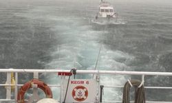 Çanakkale Boğazı'nda sürüklenen tekne kurtarıldı