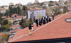 Çankırı'da çatıya çıkan kişiyi, AK Parti İl Başkanı Erdoğan ikna etti