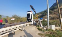 Çaya uçan otomobildeki 2 kız çocuğunu yoldan geçen sürücüler kurtardı