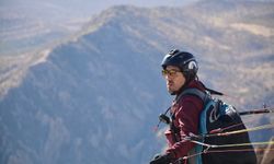 Cudi Dağı'nda yamaç paraşütü yaptılar; pilotlar Türk bayrağı açtı
