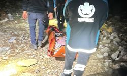 Dağlık alanda ayağından yaralanan turist, 5,5 saatte kurtarıldı