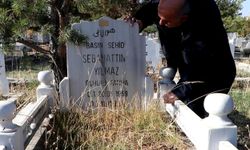 Depremde yaşamını yitiren DHA muhabiri Sebahattin Yılmaz, mezarı başında andı