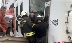 Devrilen kamyonda sıkışan sürücü yaralandı