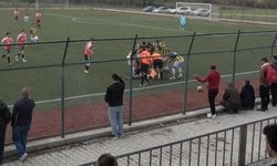 Dili boğazına kaçan futbolcuya, hakemden hayati müdahale