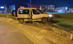 Direksiyonuna geçtiği hafif ticari araçla polisten kaçan çocuk, kaza yapınca yakalandı