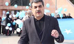 Doğu Türkistan'a dikkat çekmek için mavi ve beyaz balonları gökyüzüne bıraktılar